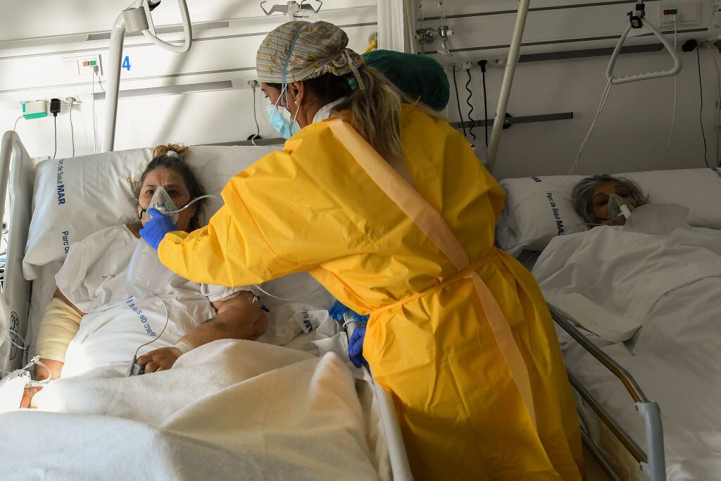 Paciente de Covid-19 es atendida en un hospital de Barcelona
