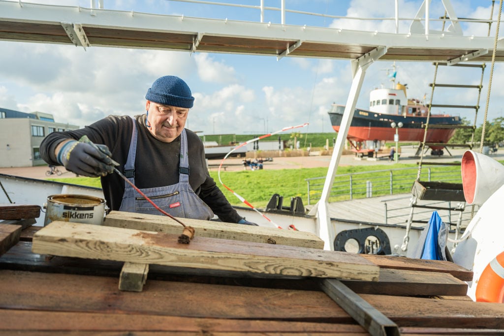 Hombre de 81 años trabaja reparando botes en Bremen de Alemania