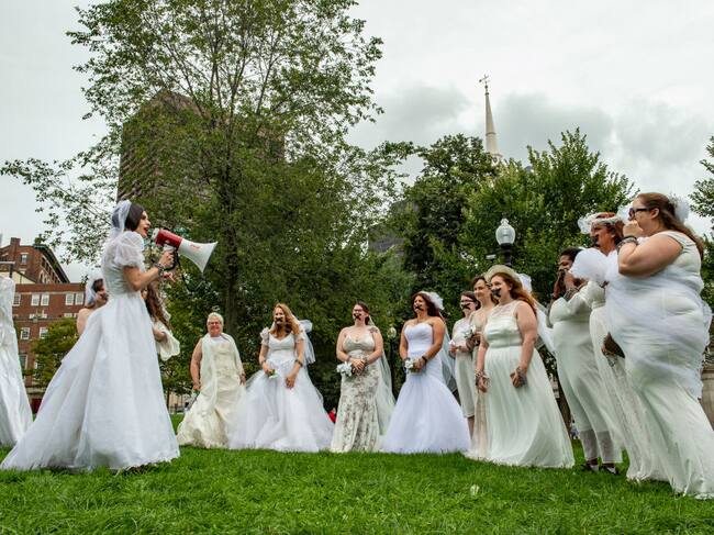 Un grupo de mujeres protesta contra el llamado matrimonio infantil y la explotación de las menores de edad