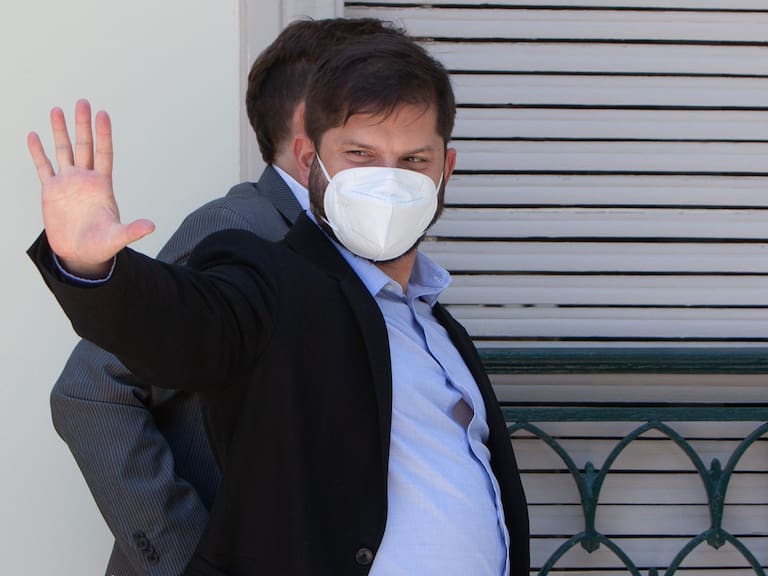 20 de enero de 2022/SANTIAGOEl presidente electo, Gabriel Boric, deja el comando conocido popularmente como "La moneda chica para asistir a un almuerzo en el Restaurant Olan
FOTO: LUKAS SOLIS/AGENCIA UNO