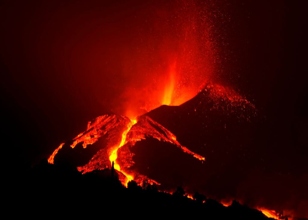 El volcán de La Palma ve fluir la lava hacia la planicie de una isla de Canarias