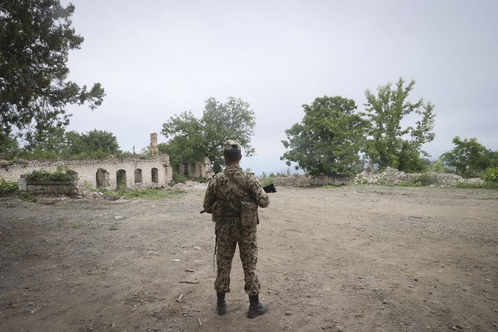 Soldado armenio vigila una ciudad de Nagorno karabaj durante conflicto de 2020