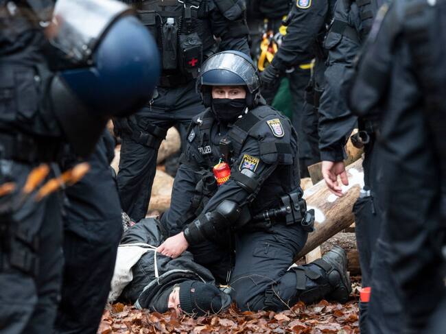 La policía detiene a activistas ecológicos en Alemania