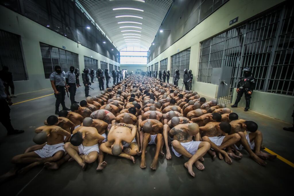 El trato de detenidos en una cárcel especial para pandilleros en El Salvador