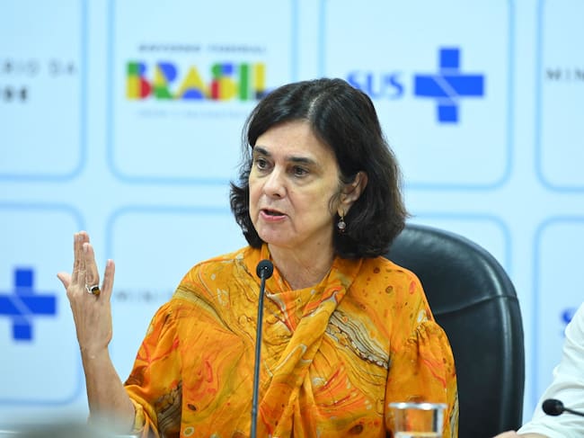 La ministra de salud de Brasil, Nisia Trindade, habla con los medios de comunicación en Brasilia.
