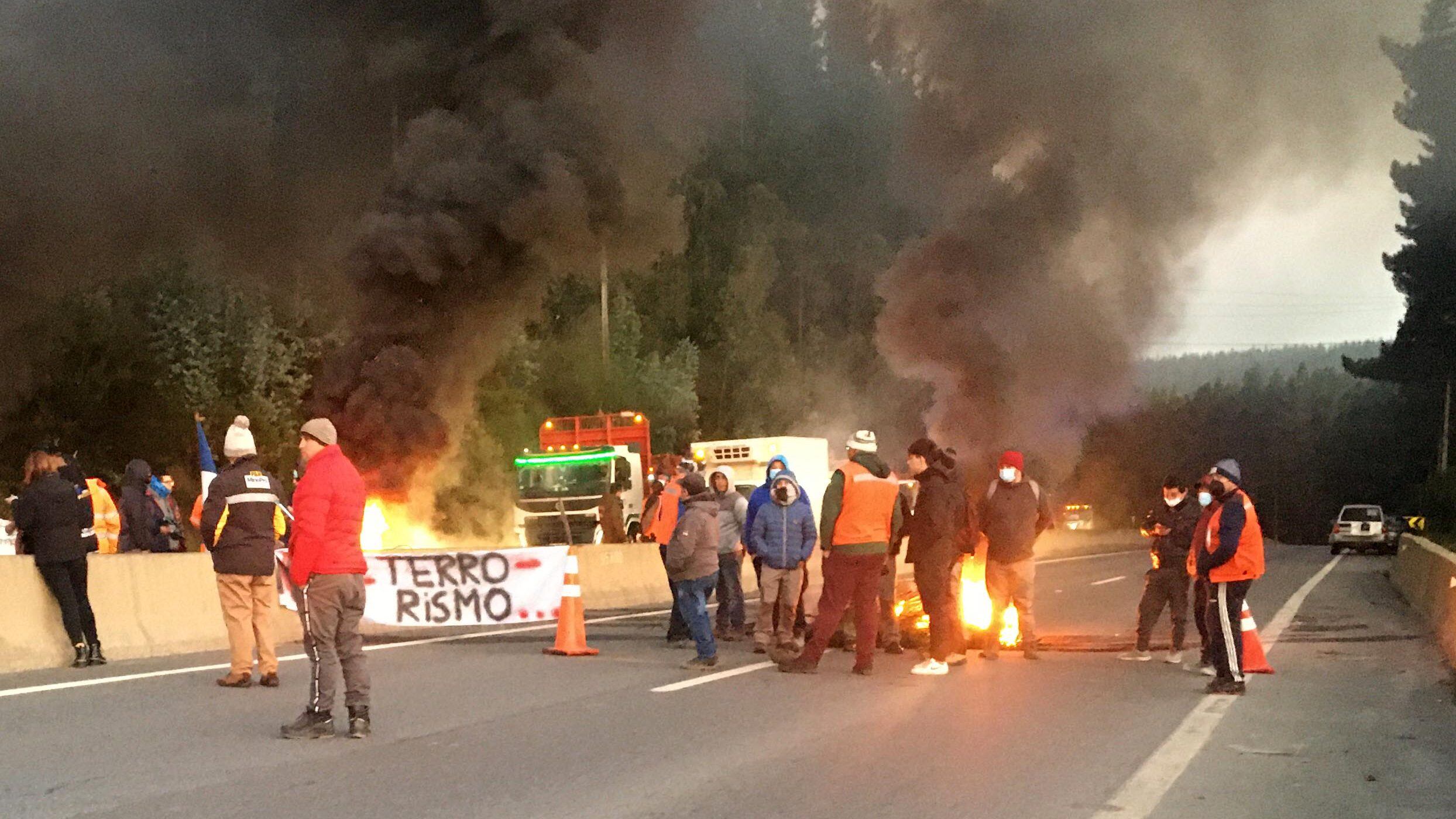29 de Abril del 2022 /LOS ALAMOSEsta madrugada trabajadores y vecinos de villa Los Ríos mantienen cortada la ruta 160 por el ataque incendiario efectuado por al menos 40 sujetos al interior de una planta de acopio de ripio en Los Álamos, en la provincia de Arauco, Región del Biobío.
FOTO: MANUEL ARANEDA/ AGENCIAUNO