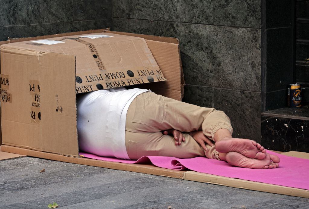 Personas en situación de calle en el centro de la ciudad de Madrid en España