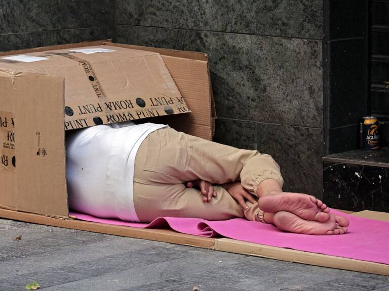 Personas en situación de calle en el centro de la ciudad de Madrid en España