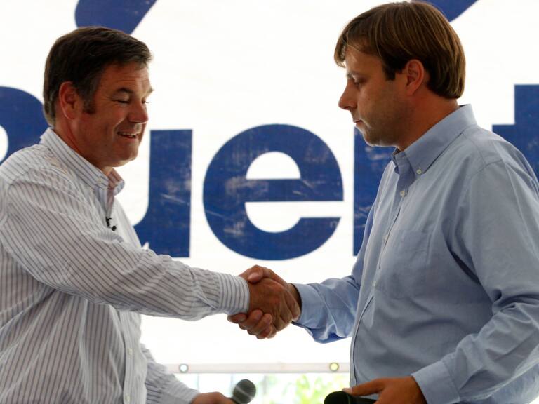 15 de Noviembre del 2012 /SANTIAGO
Jose manuel osandon y Germán Codina, en una emotiva despedida se le dio por parte de habitantes al ex alcalde Manuel José Ossandon esta mañana en la comuna de Puente alto, al dejar el cargo después de 12 años, donde se propuso despedirse de la comuna, donde con un recorrido a pie, metro, caballo y moto, realizo lo cumplido, para así, ir como senador por esta en las próximas elecciones.
Foto: JOSE FRANCISCO ZUÑIGA/AGENCIAUNO