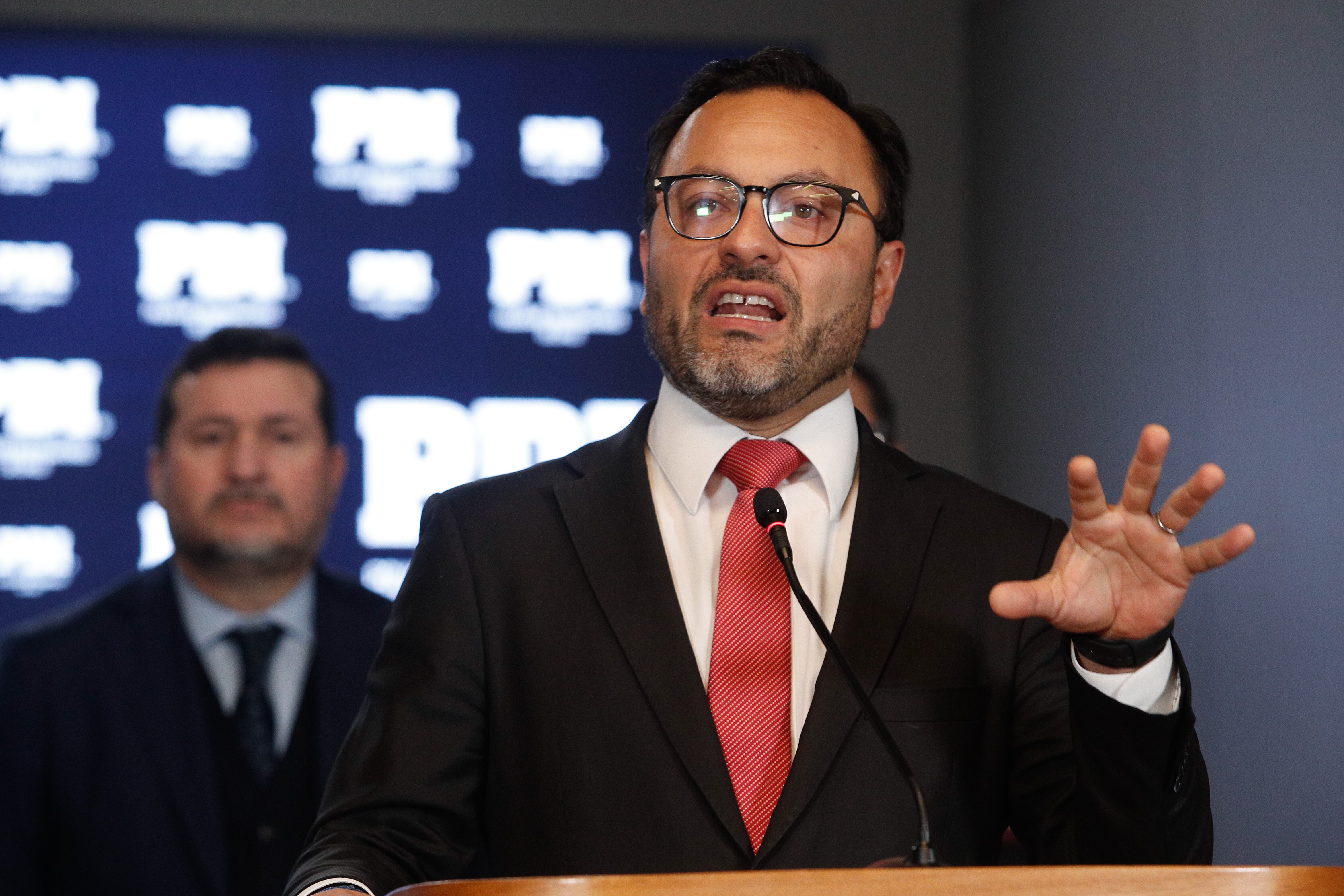 02 DE JULIO DE 2025 / SANTIAGOEl jefe nacional Contra el Crimen Organizado (s), prefecto Christian Chávez; el fiscal Héctor Barros, de la Fiscalía Metropolitana Sur, y el subsecretario de Seguridad, Rafael Collado, informan los resultados de un mega operativo liderado por la Brigada Investigadora Contra el Crimen Organizado que detuvo a 14 personas, y la incautación de más de 136 kilos droga, armamento y munición en Coquimbo
FOTO: DIEGO MARTIN / AGENCIAUNO