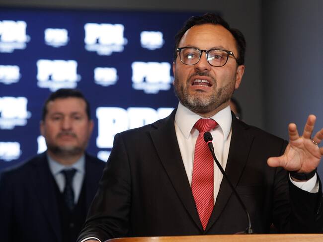 02 DE JULIO DE 2025 / SANTIAGO
El jefe nacional Contra el Crimen Organizado (s), prefecto Christian Chávez; el fiscal Héctor Barros, de la Fiscalía Metropolitana Sur, y el subsecretario de Seguridad, Rafael Collado, informan los resultados de un mega operativo liderado por la Brigada Investigadora Contra el Crimen Organizado que detuvo a 14 personas, y la incautación de más de 136 kilos droga, armamento y munición en Coquimbo
FOTO: DIEGO MARTIN / AGENCIAUNO