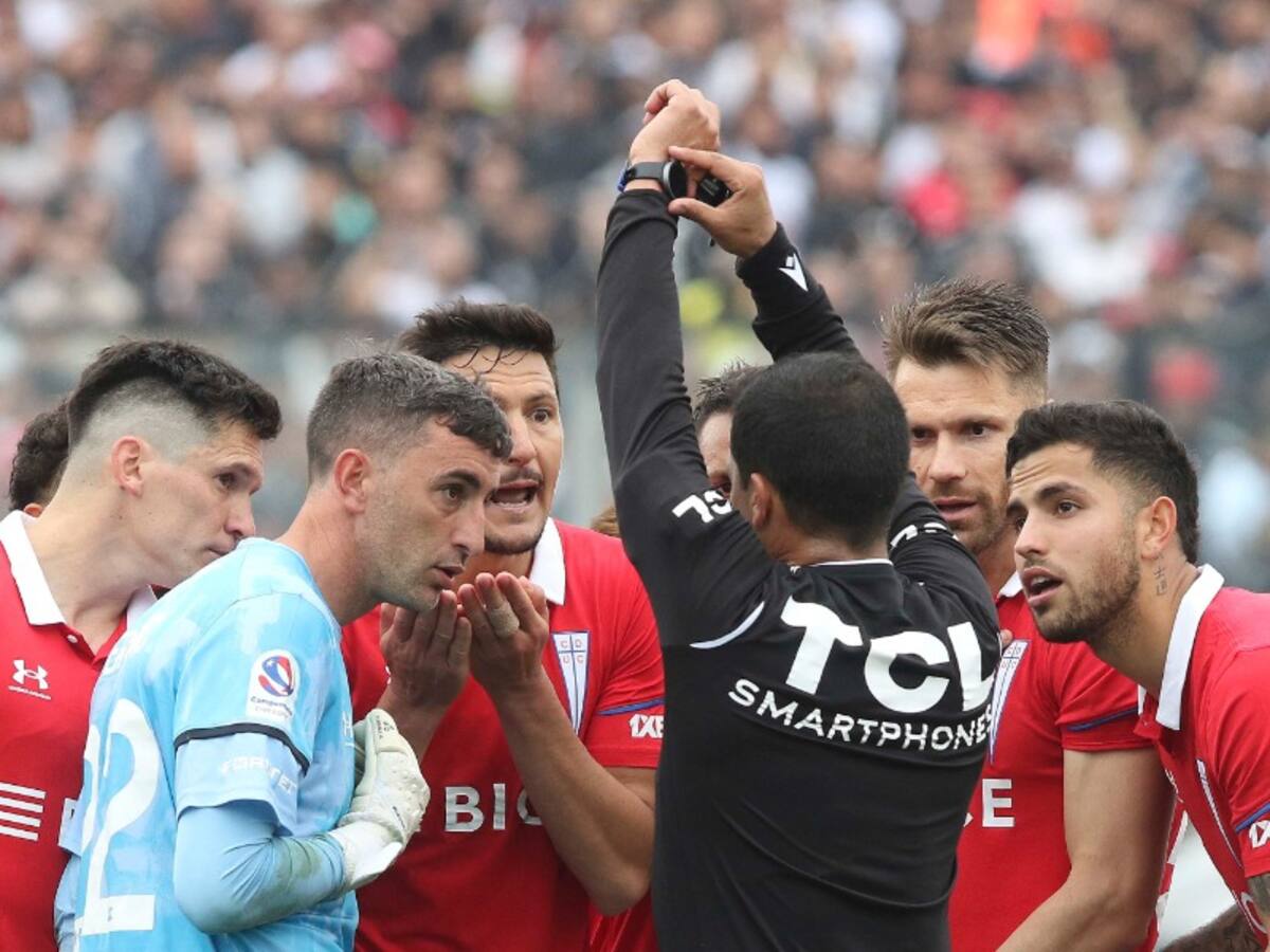 Más de 10 minutos perdidos: hinchas de Colo Colo viralizan video para acusar a la UC por «hacer tiempo»