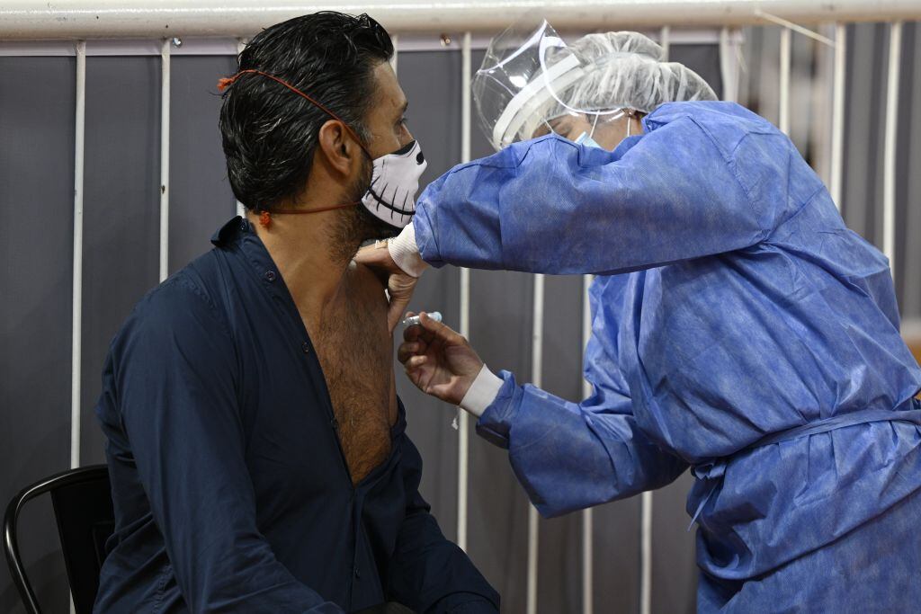 Trabajador de la salud recibe una vacuna contra el Covid-19 en Buenos Aires