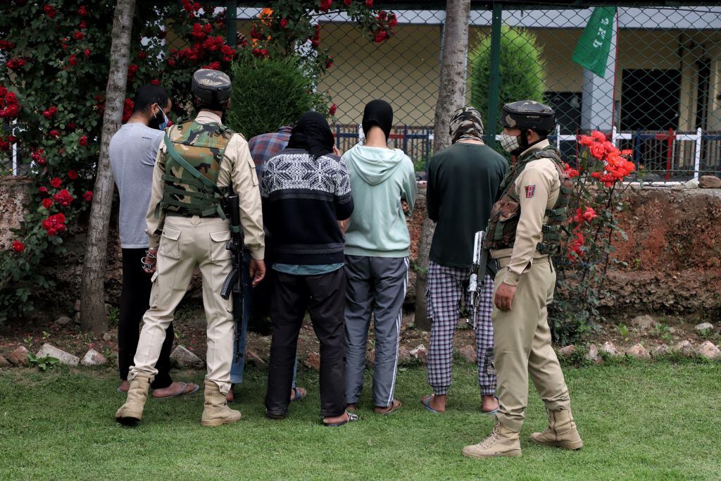 Policías de la India realizan un arresto