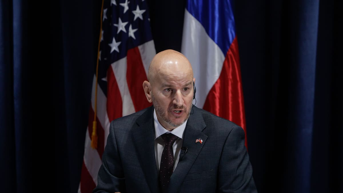 Detienen a hombre investigado por presuntas amenazas contra el embajador de Estados Unidos en Chile