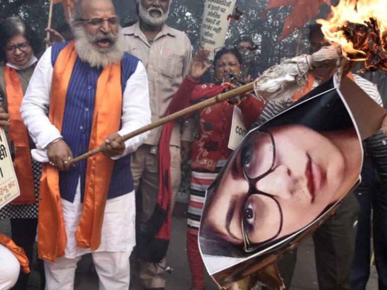 Queman fotos de Rihanna, Greta Thunberg y Mia Khalifa en manifestaciones de la India