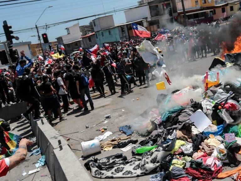 25 de Septiembre de 2021/IQUIQUECerca de cinco mil personas participaron de la marcha desde Plaza Brasil de Iquique, en contra de la inmigración irregular, que terminó con quema de carpas y ropas de un grupo de ciudadanos venezolanos que se encontraban instaladas en el sector de calle Las Rozas con Avenida Aeropuerto, en cercanías de Playa Brava
FOTO: JOHAN BERNA/AGENCIAUNO