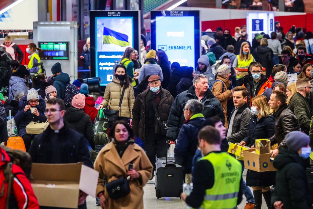 Refugiados ucranianos llegan a la estación de trenes de Cracovia en Polonia