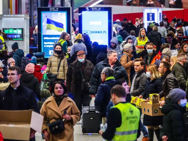 Refugiados ucranianos llegan a la estación de trenes de Cracovia en Polonia