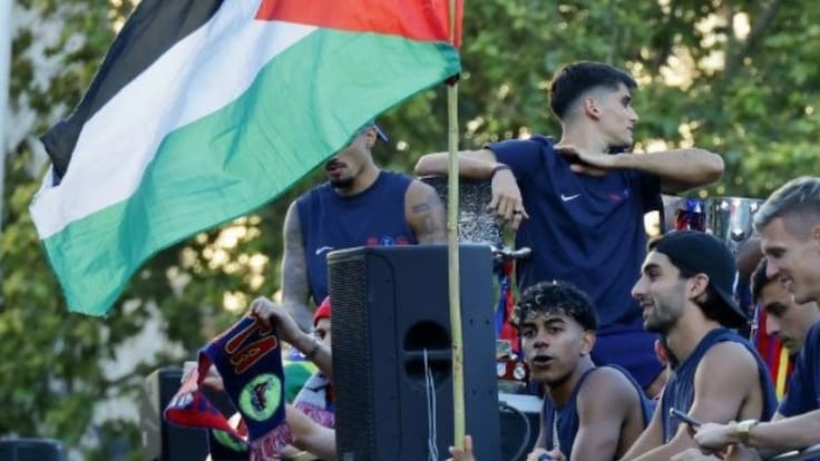 Lamine Yamal alza la bandera de Palestina en la celebración del Barça y desata debate en redes sociales