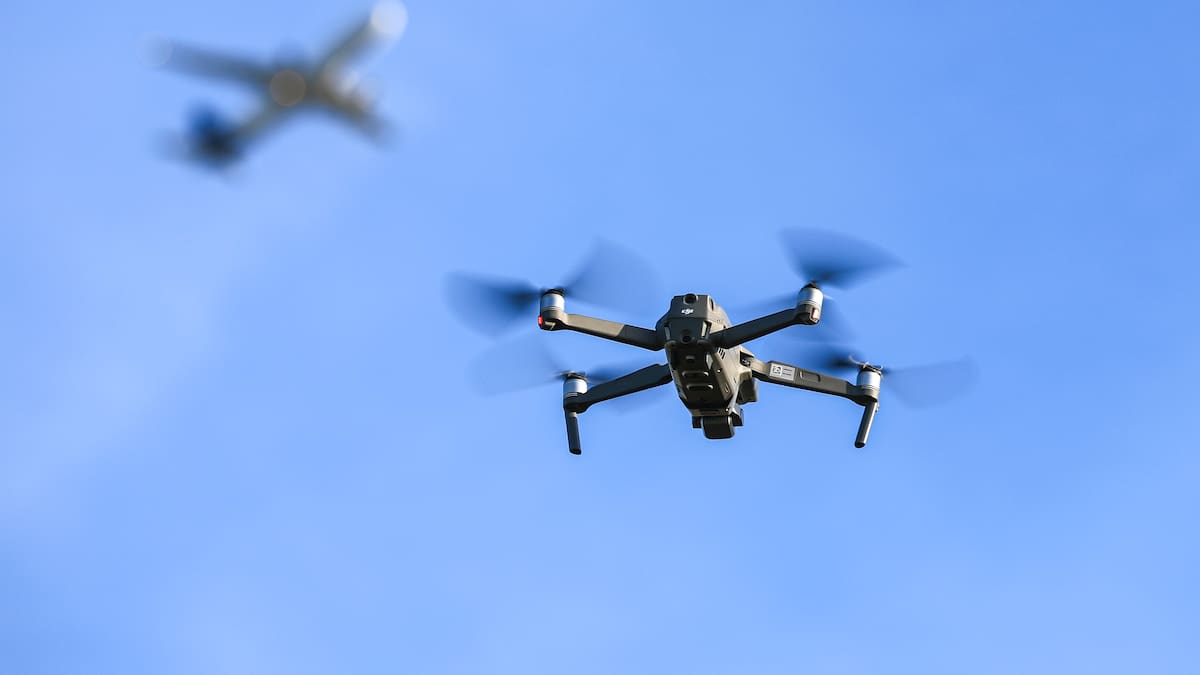 Ataque con al menos 20 drones explosivos contra guarnición militar en Colombia deja dos soldados muertos