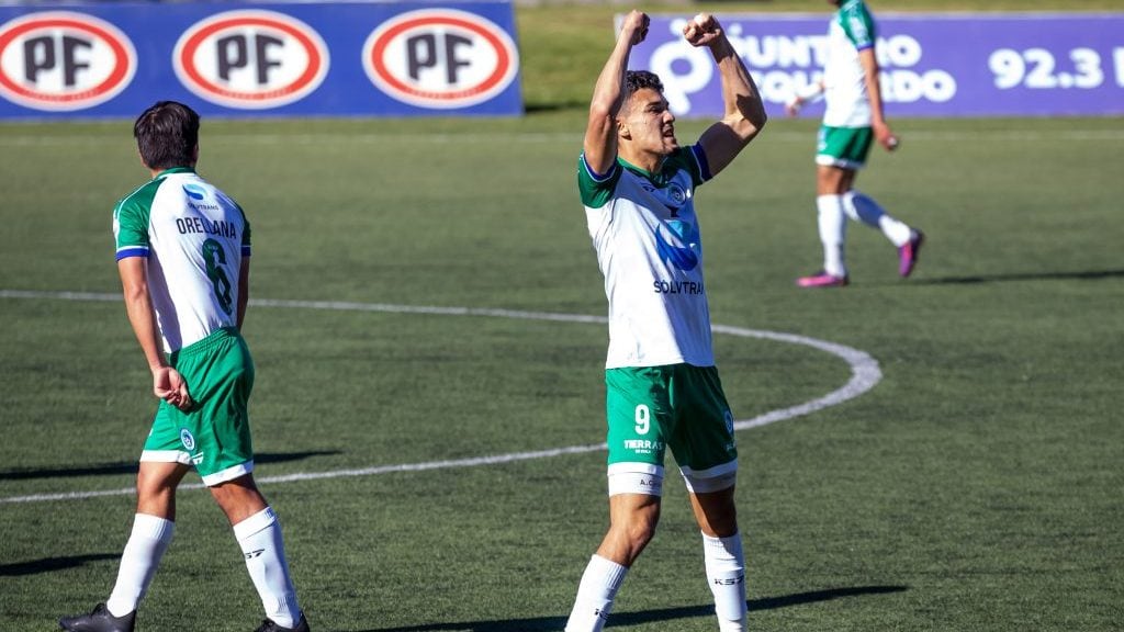 10 DE MAYO 2021 / PUERTO MONTTEl jugador Arnaldo Castillo marca el empate para Deportes Puerto Montt y gol numero 2000 de la historia del club, durante el partido valido por la fecha 5 del Campeonato Nacional Ascenso Betsson 2021, entre Deportes Puerto Montt y Magallanes, disputado en el Estadio Bicentenario de Chinquihue de Puerto Montt.
FOTO: FELIPE CONSTANZO / AGENCIAUNO