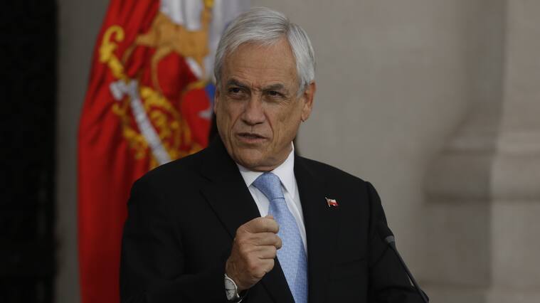 17 de abril del 2020/SANTIAGOEl Presidente de la Republica, Sebastian Piñera, junto a ministro de Desarrollo Social, anuncia la entrega del bono covid 19 a tres beneficiarias, en el entre patio del Palacio de La Moneda.
FOTO: SEBASTIAN BELTRAN GAETE/AGENCIAUNO