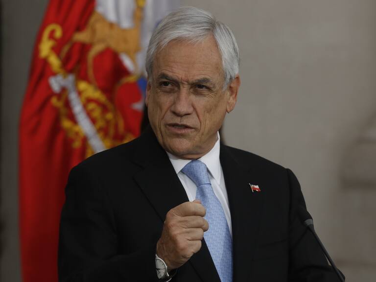 17 de abril del 2020/SANTIAGOEl Presidente de la Republica, Sebastian Piñera, junto a ministro de Desarrollo Social, anuncia la entrega del bono covid 19 a tres beneficiarias, en el entre patio del Palacio de La Moneda.
FOTO: SEBASTIAN BELTRAN GAETE/AGENCIAUNO