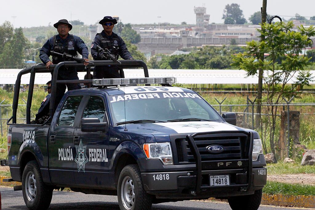 Agentes de la policía federal de México vigila los alrededores de Jalisco