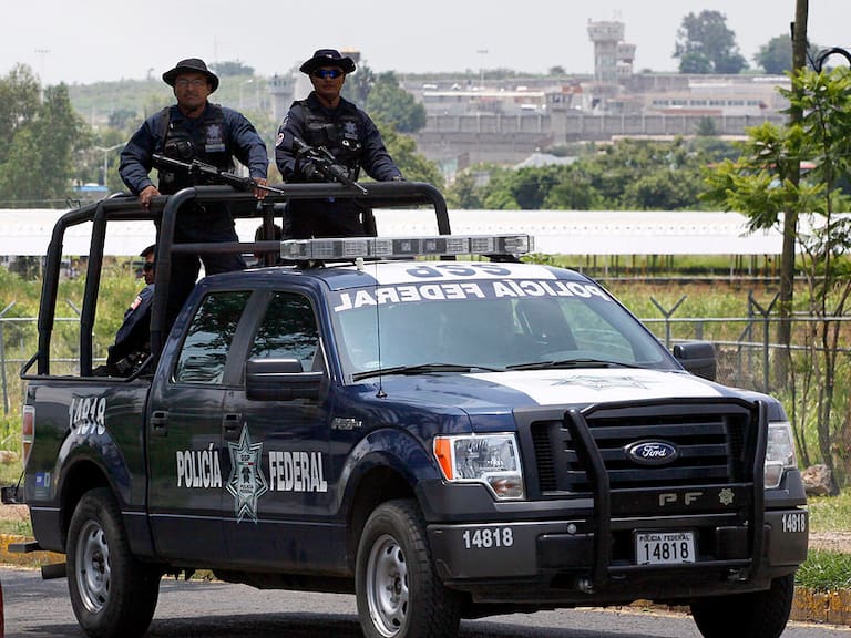 Agentes de la policía federal de México vigila los alrededores de Jalisco