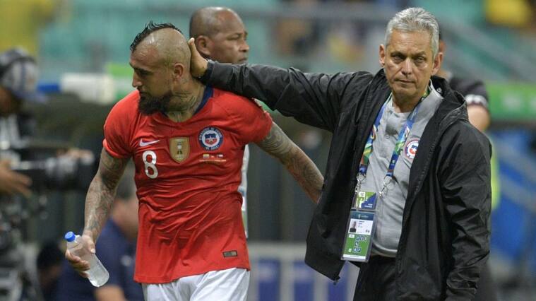 Chile's Arturo Vidal (L) greets his Colombian coach Reinaldo Rueda after being substituted near the end of the match during the Copa America football tournament group match against Ecuador at the Fonte Nova Arena in Salvador, Brazil, on June 21, 2019. (Photo by Raul ARBOLEDA / AFP) (Photo credit should read RAUL ARBOLEDA/AFP via Getty Images)