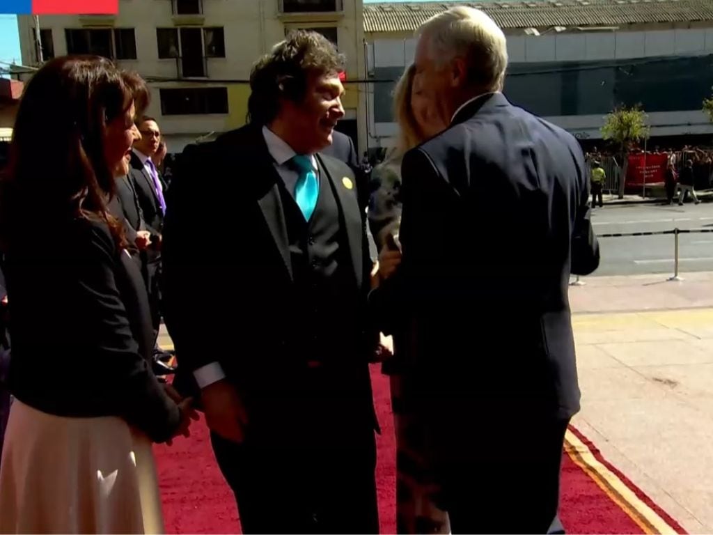 Cambio de mando 2026: El cálido abrazo entre José Antonio Kast y Javier Milei en la entrada del Congreso Nacional