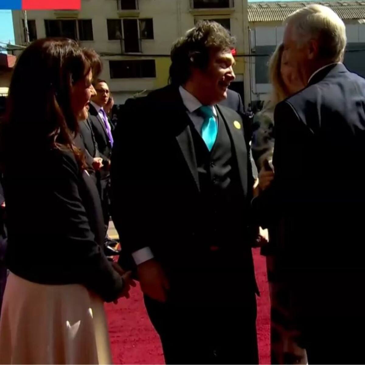 Cambio de mando 2026: El cálido abrazo entre José Antonio Kast y Javier Milei en la entrada del Congreso Nacional