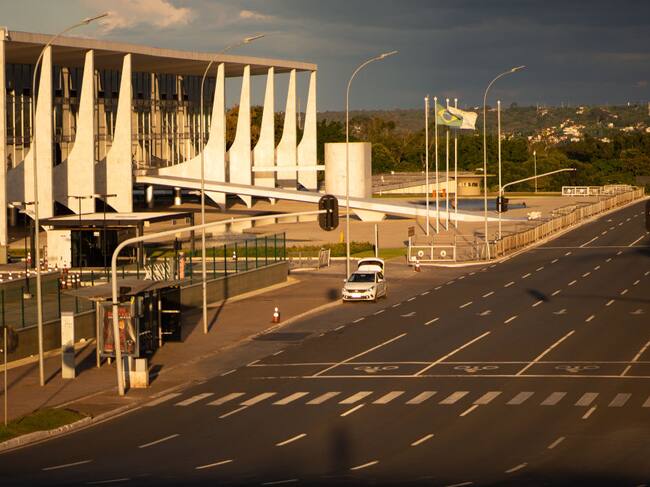 Las calles vacías alrededor del Palacio Do Planalto en la ciudad de Brasilia