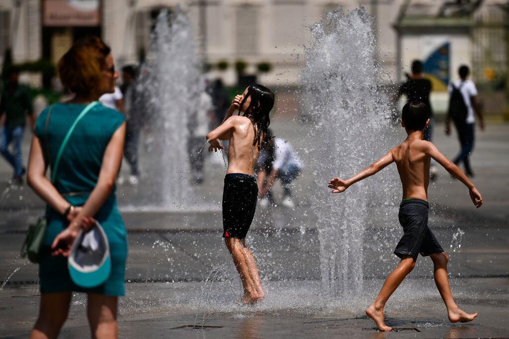 Unos niños se refrescan durante julio en Turín de Italia