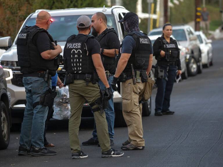 Tres chilenos detenidos en una redada migratoria en EE. UU.: Familias piden acelerar su deportación