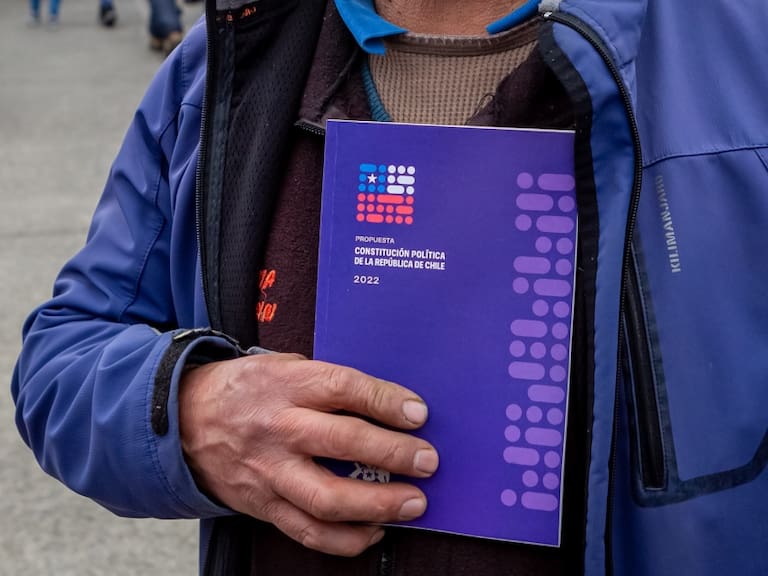 ¿Qué es un Estado social de derechos? Abogado Sebastián Salazar responde preguntas sobre propuesta de nueva Constitución