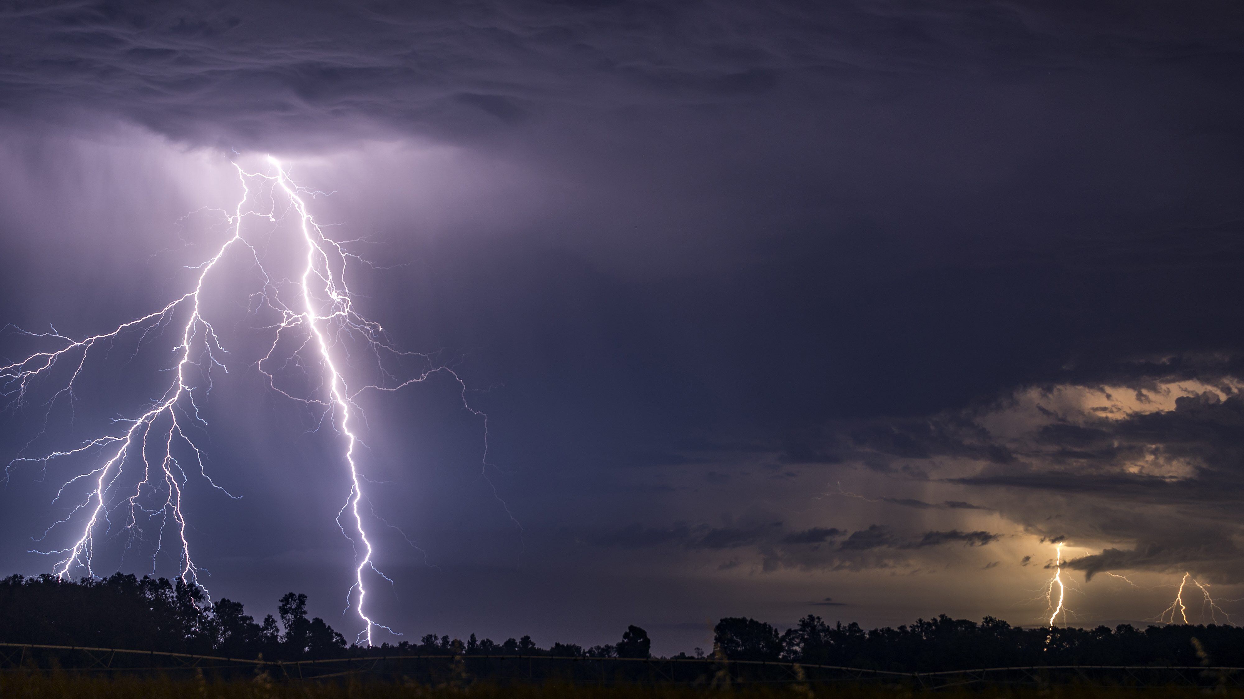 21 de Enero de 2018/TEMUCO Una tormenta eléctrica sorprendió a los habitantes de la Región de la Araucanía , en la imagen junto al volcán Llaima de fondo.
FOTO:FRANCISCO NEGRONI/AGENCIAUNO