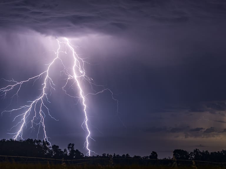 21 de Enero de 2018/TEMUCO Una tormenta eléctrica sorprendió a los habitantes de la Región de la Araucanía , en la imagen junto al volcán Llaima de fondo.
FOTO:FRANCISCO NEGRONI/AGENCIAUNO
