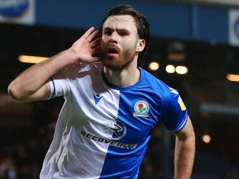 Técnico de Brereton en el Blackburn está encantado con el chileno: «Con la pelota tiene una capacidad increíble de marcar»