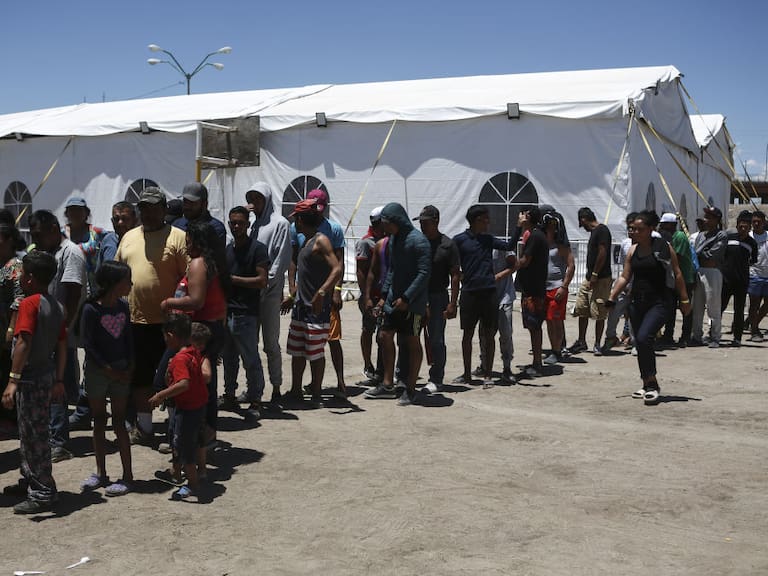 Cientos de migrantes esperan en México para cruzar a Estados Unidos
