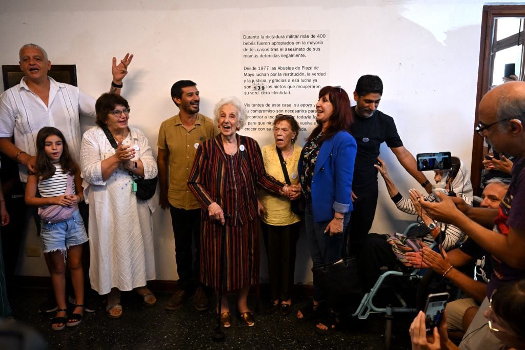 La organización Abuelas de Plaza de Mayo celebran en Buenos Aires la recuperación de la nieta 139, otra persona robada cuando bebé en la dictadura de Argentina