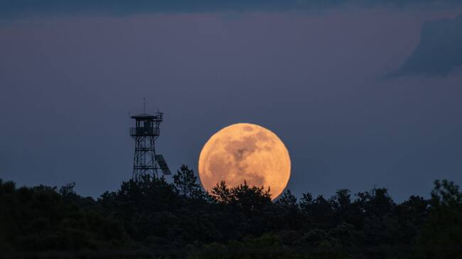 Getty Images | El fenómeno "Luna Rosa" en Madrid, España