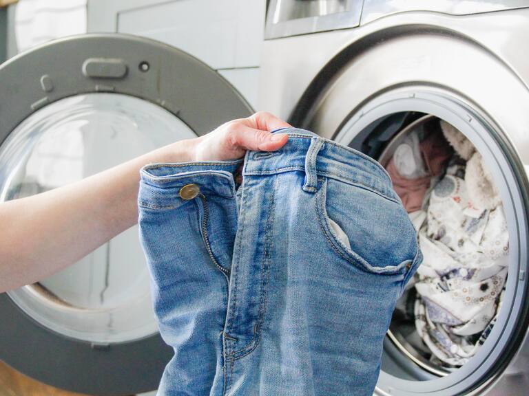 Cada cuánto debería lavar los jeans, cómo hacerlo y por qué es buena idea meterlos al freezer