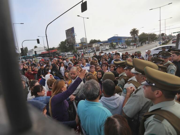 Visita de Leda, "la sanadora" argentina, a Chile: desordenes y desorganización marcan apertura de puertas en Templo Votivo de Maipú