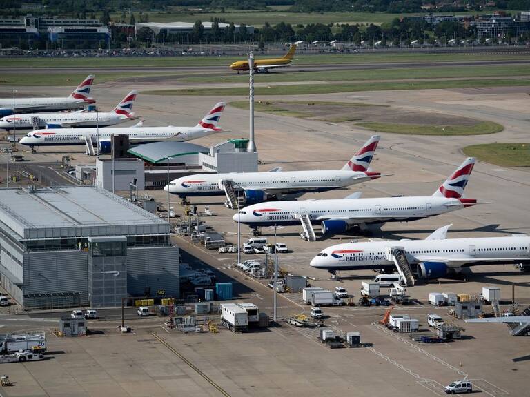 Aviones de British Airways detenidos en el aeropuerto londinense de Heathrow