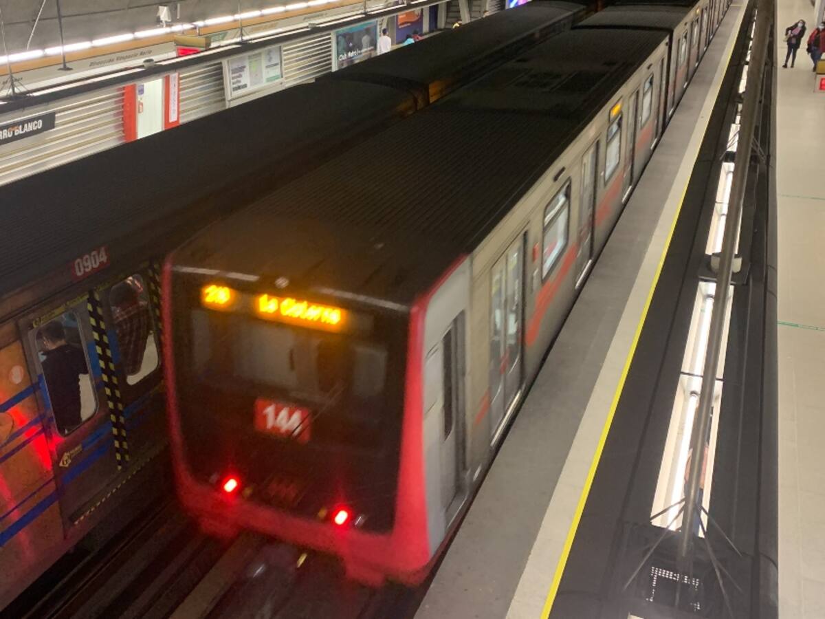 Metro de Santiago informa corte de energía en Línea 2