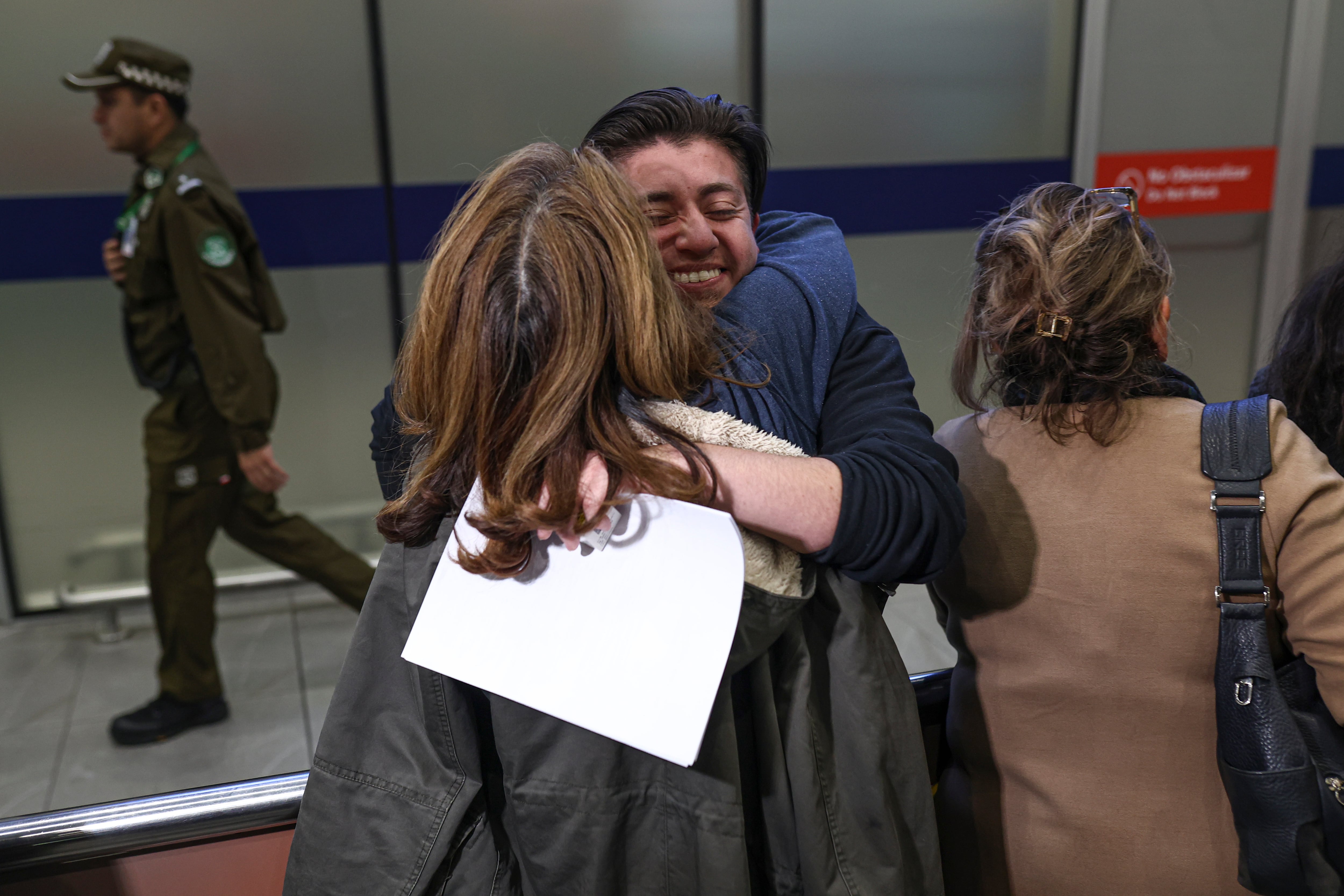 23 MAYO 2025/ SANTIAGO
45 ciudadanos chilenos llegaron hasta el aeropuerto Internacional Arturo Merino Benitez desde Estados Unidos, tras ser deportados en el marco de las nuevas directrices migratorias impulsadas por la administración de Donald Trump, que ha intensificado procesos de expulsión en toda la región.
FOTO: Rafael Arancibia / UNO NOTICIAS