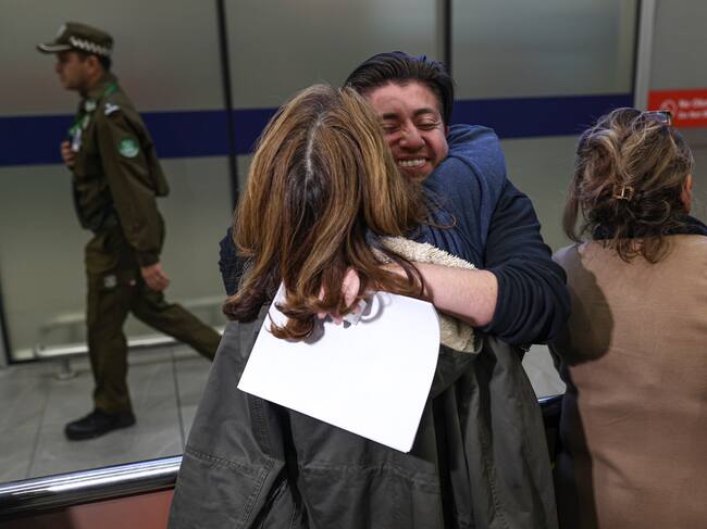 23 MAYO 2025/ SANTIAGO
45 ciudadanos chilenos llegaron hasta el aeropuerto Internacional Arturo Merino Benitez desde Estados Unidos, tras ser deportados en el marco de las nuevas directrices migratorias impulsadas por la administración de Donald Trump, que ha intensificado procesos de expulsión en toda la región.
FOTO: Rafael Arancibia / UNO NOTICIAS