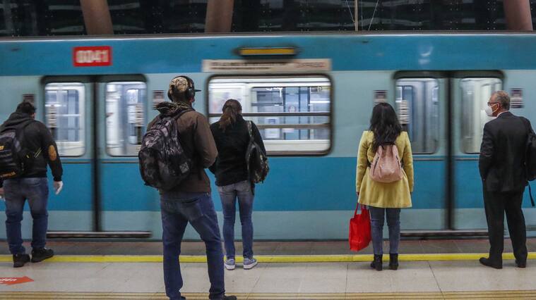 28 de septiembre del 2020/SANTIAGOUn grupo de personas llegan a esperar el tren, en la Estación del Metro, Vicente Valdés, en la comuna de La Florida, tras salir de cuarentena el 97 porciento de los capitalinos.
FOTO: SEBASTIAN BELTRAN GAETE/AGENCIAUNO